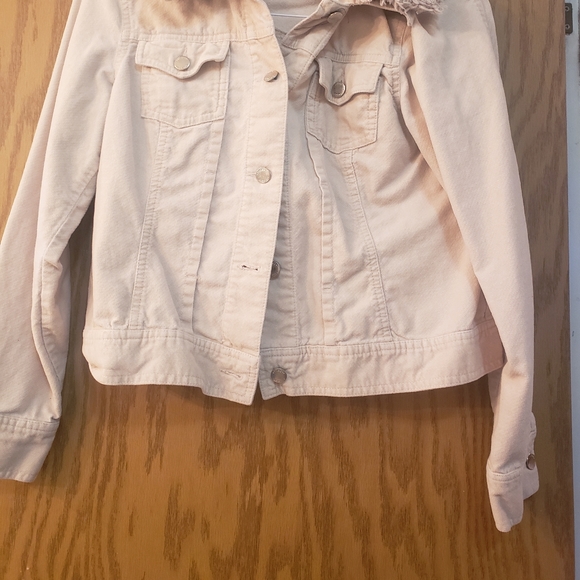 Beautiful cream color button up, short jacket with detachable fur collar. - Picture 4 of 8